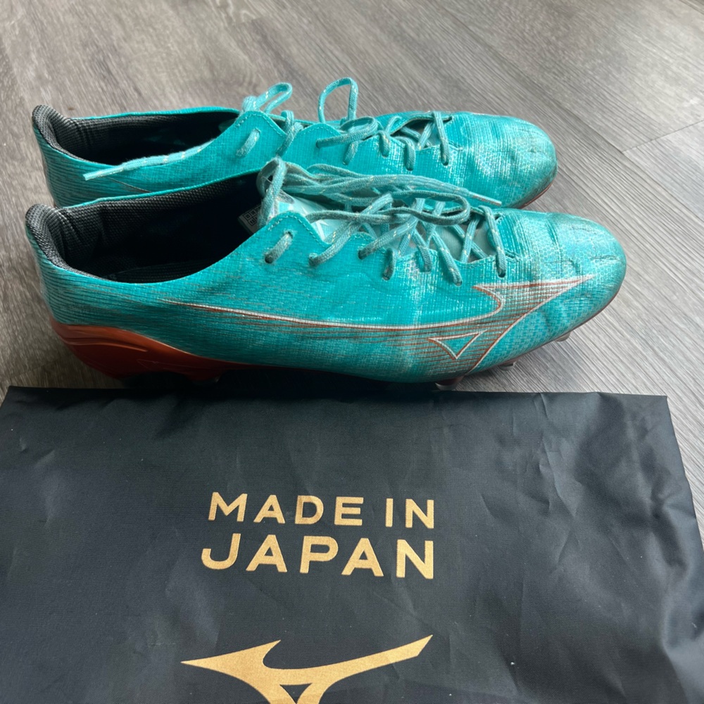 Mizuno Alpha made in Japan, size 9.5 and its Soft Ground surface.
